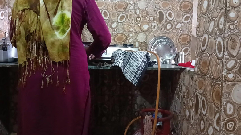 Bhabhi UP: Chodil(a) do školy Kitchen s kamarádovou manželkou dnes