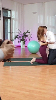 Kencan yoga bareng mina von d bts