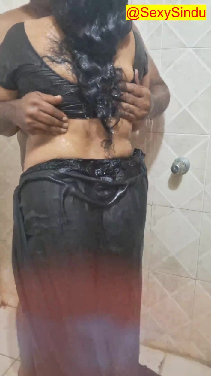 Sexy sindu: Indisk fru MILF badar i Saree
