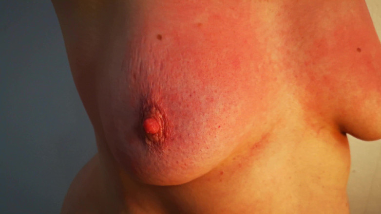 Bouncy Tits Action: Haar naakte tieten slaan totdat ze schreeuwt
