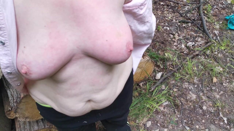 Bouncy Tits Action: Sesión completa en el bosque