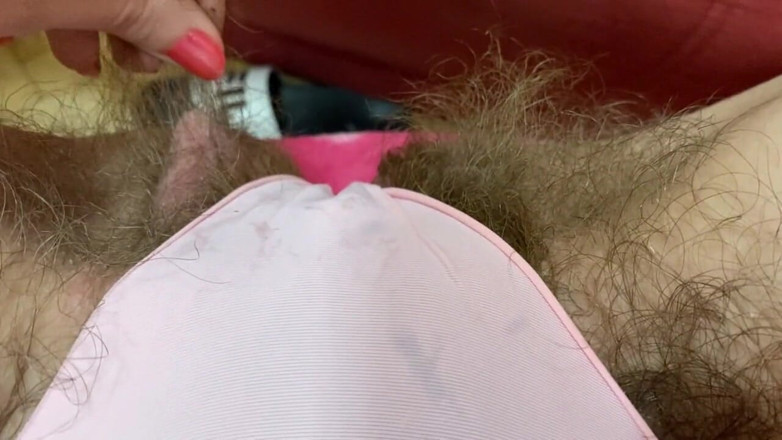 Cuteblonde666: Super harig poesjesmeisje maakt haar slipje vuile grote clitoris masturbatie