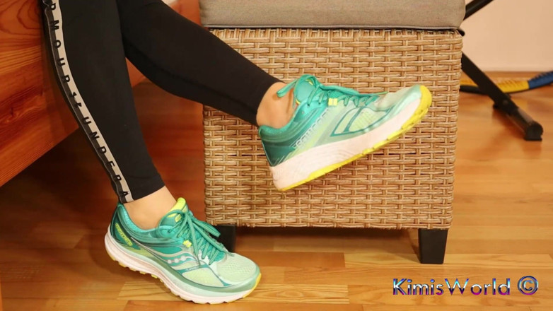 KimisWorld: Sneaker Tease dalam nilon lutsinar