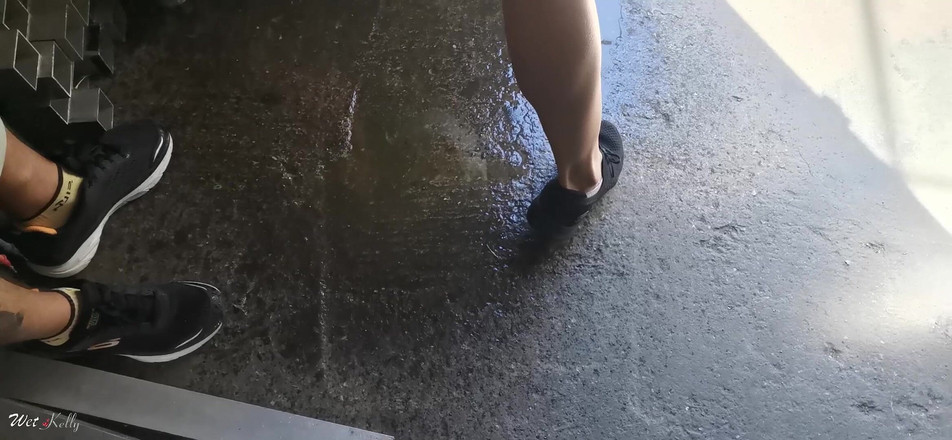 Wet Kelly: Caldo sesso squirting in un luogo all'aperto