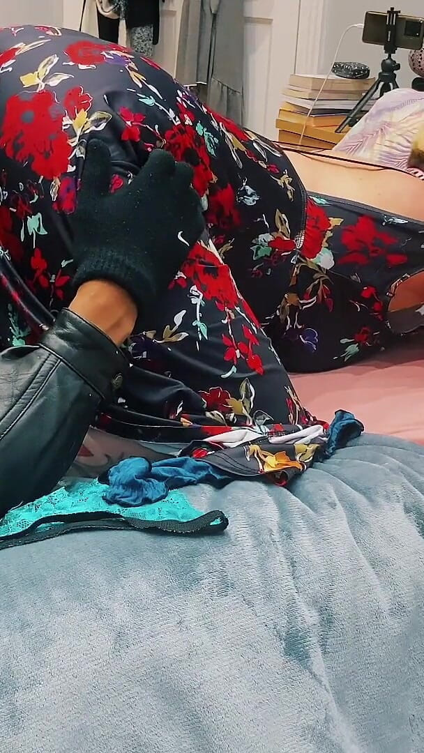 Daddykane: Ateşli İspanyol orta yaşlı seksi kadın külotunu kokluyor - sapık genç erkek...