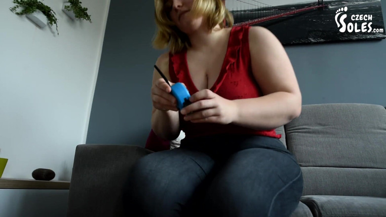 Czech Soles - foot fetish content: Maty lagi asik berpose kakinya ukuran raksasa
