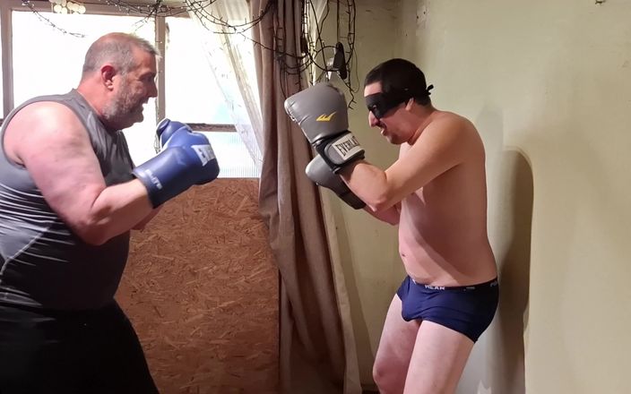 Combat and fetish: Срібний тато-боксер перевіряє свої сили на роботі