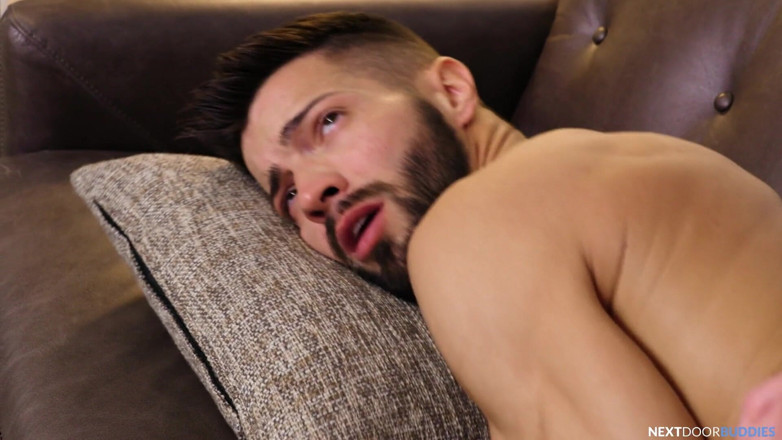 Next Door Studios: NextDoorBuddies - il sexy atletio Casey Everett riceve un creampie