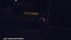 Toilet Mommy: बड़ी गांड वाली कमीनी सड़क के किनारे कुत्ते शैली में चुदाई करती है