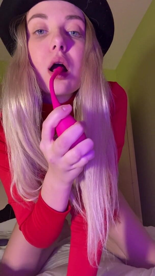 My bf cuckold: Webcam girl play with her sex toys