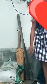 Indická studentka tajně volá svému učiteli a je ošukaná do vagíny