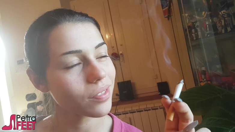 Smokin Fetish: Соблазнимая итальянская девушка курит сигару крупным планом