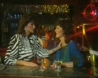 Vintage Climax: Milf brunetka bawi się z dwoma kutasami