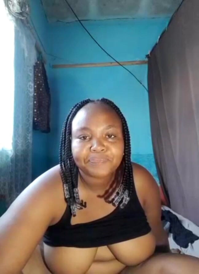 Mahali: J’ai assez de temps pour jouer avec ma chatte noire...