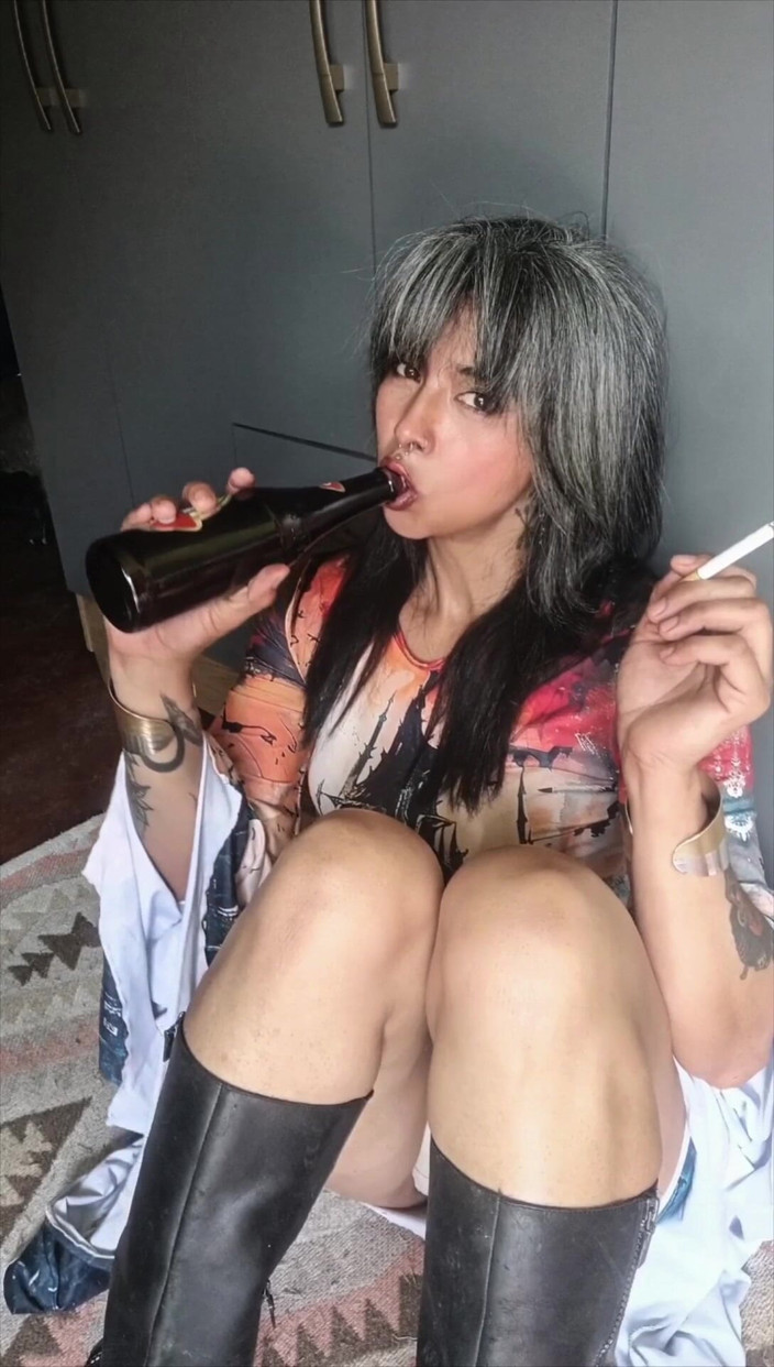 Casia Castro: En drink i ena handen och en cigarr i den...
