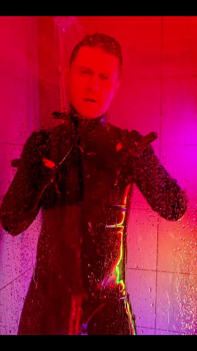 Shower in Rubber (Roman Heart) Shower in Rubber (Roman Heart)