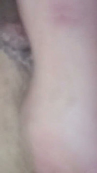 Ik kon het niet helpen en begon met wrijven en vingeren over mijn natte poesje en kont, totdat ik spuit en klaarkom. Close-up poesje en kont.