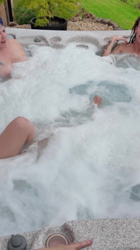 Ragazze nella vasca idromassaggio