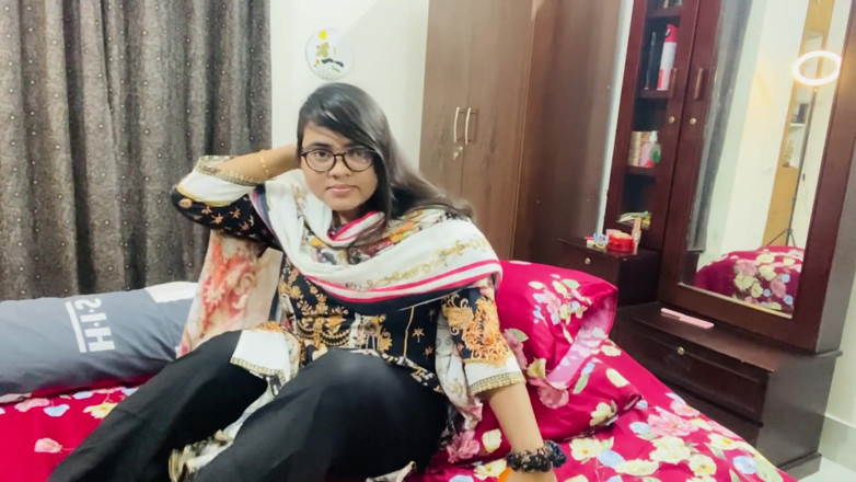 Nadiyaxxx02: 已婚姐姐被弟弟操，她的阴户因为丈夫在国外而流出水。