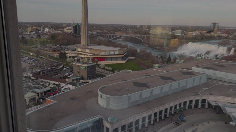 Serenity Cox: Żona ssie niechlujne sekundy od mężów kutas po otrzymaniu creampie...