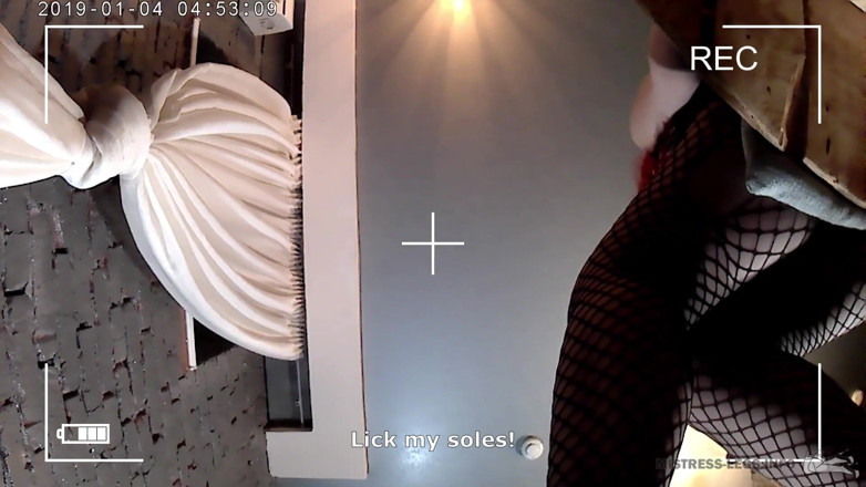 Mistress Legs: Padrona che calpesta lo schiavo con i tacchi alti