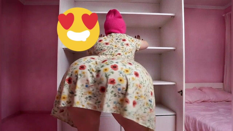 Xprohibidox1: Wanita bertetek besar berpakaian menggoncangnya seksi