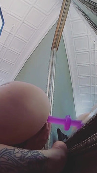 Joacă cu vibrator în oglindă în timpul ședinței foto