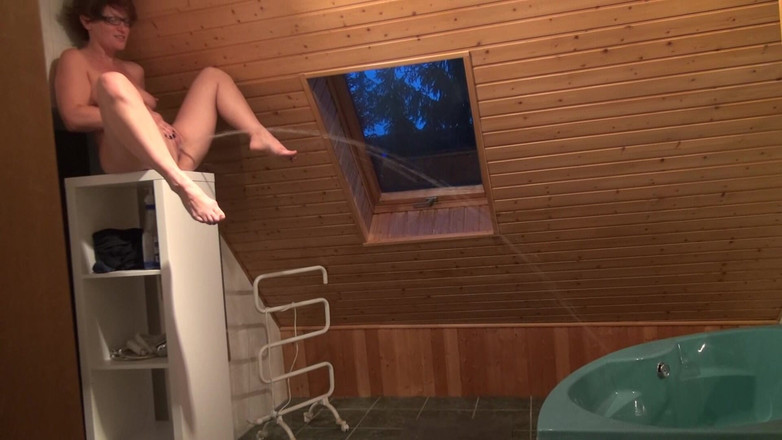 Popp Sylvie: Pisse dans la salle de bain d'un ami
