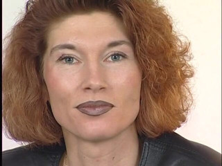 Lucky Wankerz: Une MILF rousse tatouée se remplit la chatte d'un gros...