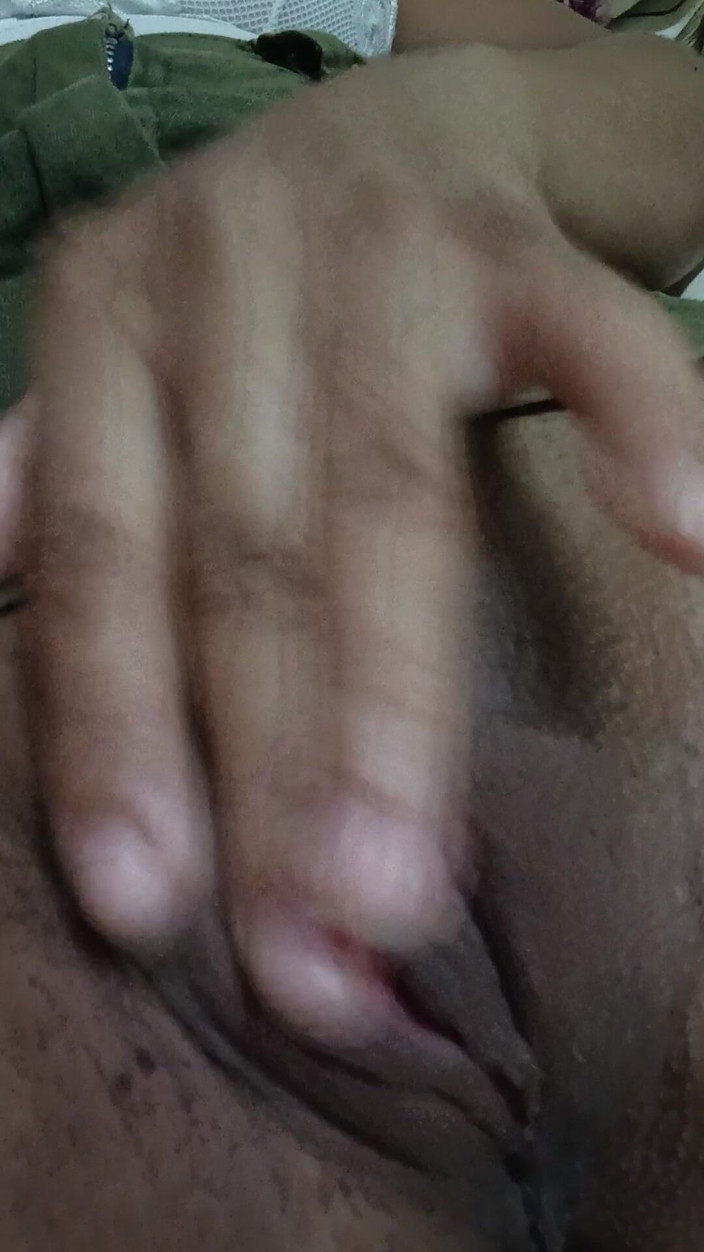 Jacke24: La ragazza beccata a masturbarsi a letto