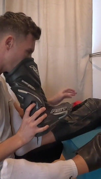 Ce twink adore mes gros pieds moites