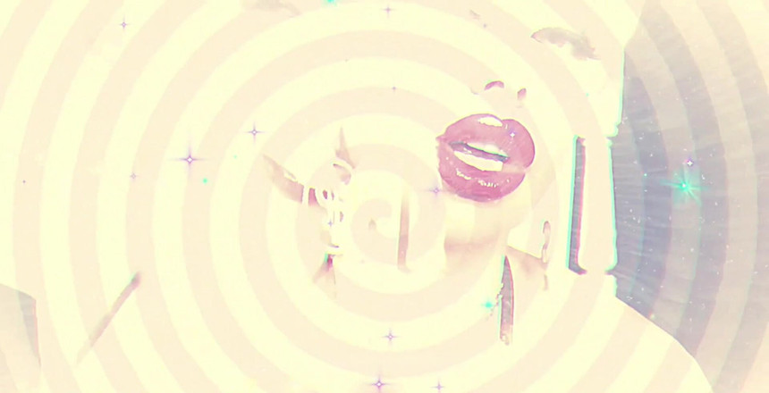 Goddess Misha Goldy: Đôi môi to đỏ quyến rũ của tôi sẽ hoàn toàn đụ...