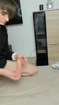 Studentul twink își fute gaura strâmtă cu un vibrator dur după ce a studiat