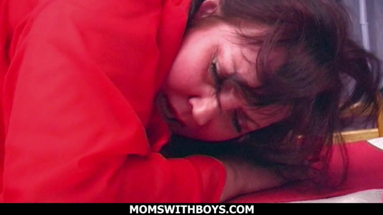 Moms With Boys: Dojrzała macocha uczy pasierba o seksie
