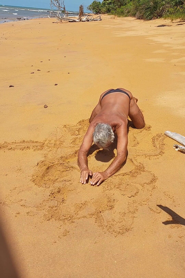 Ladysilvas: Ladysilva pe plajă în chiloți bronzându-și curul sexy