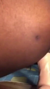 Mi masturbo la mia bella figa da teen mentre cavalca il mio dildo