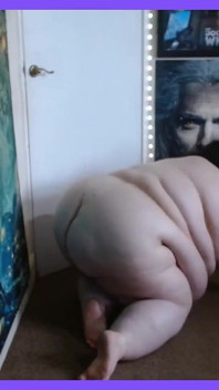 SSBBW kryper på golvet
