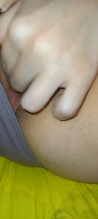 Masturbation de chatte poilue