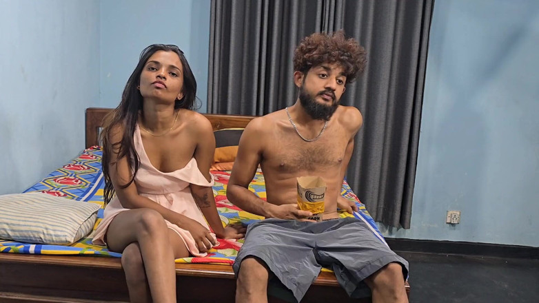 Shashi X: Mira televisión con mi hermanastro, le chupo la polla y...