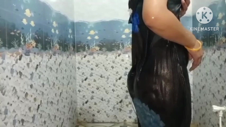 Ankurpriya000: 看到滴滴洗澡，岳父的鸡巴站起来，全身热辣的继妹