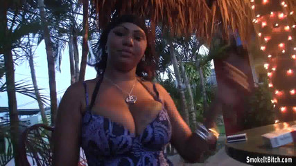 Smoke it bitch: 丰满的S smokey 多米尼加女士