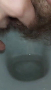 你口渴吗？我可以尿在你身上