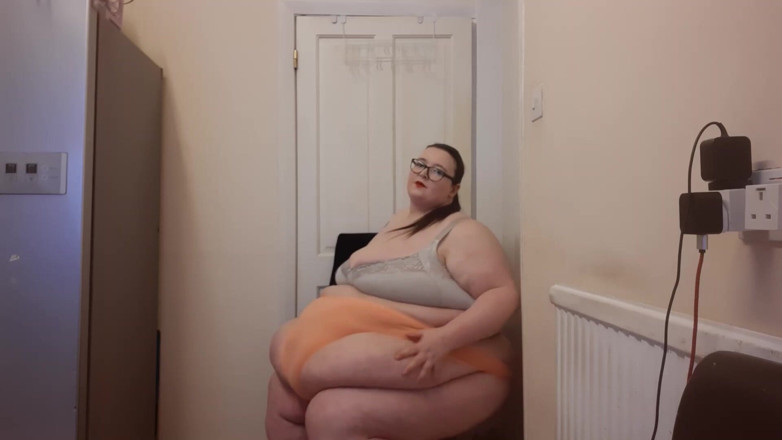 SSBBWLadyBrads: Толстушка-жиробасина в стрингах и кожаных леггинсах примеряет
