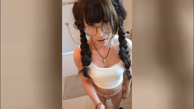 TV_Helena: Inutilizza il cazzo di una sissy legato alla figa! Piscio...