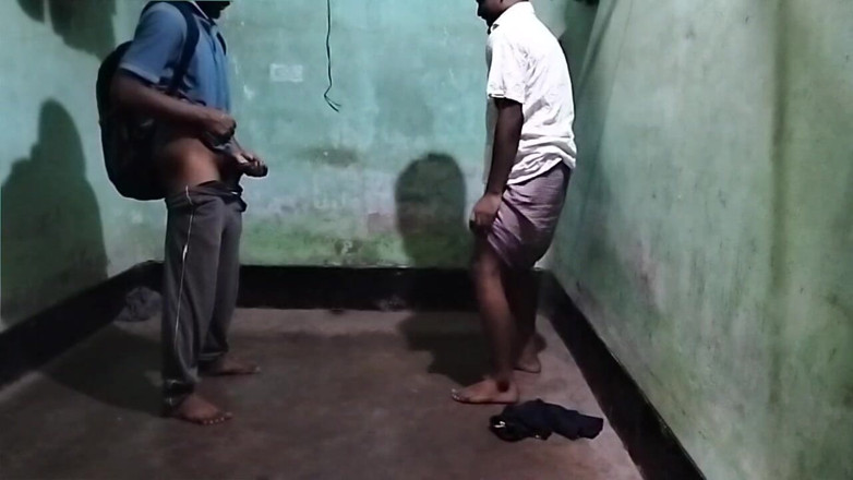 Desi Tits: Trai Bangladesh twink lần đầu tiên làm tình với ông nội