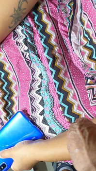 Unbekannte brasilianische milf drückt meinen schwanz mit ihrem Telefon im Zug - Schwanz blankziehen, berühren