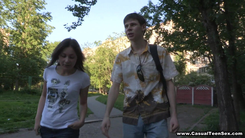 Casual Teen Sex: Сором'язлива тінка чудово трахається