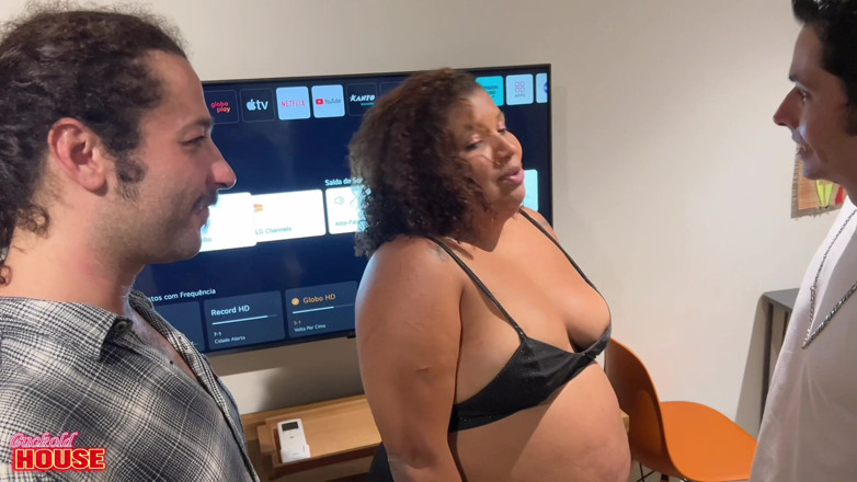 CuckoldHouse: Zlobivá velká kráska zavolala několik přátel, aby opravili televizi, a...