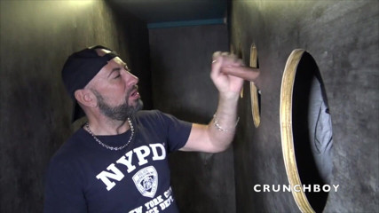 Jess Royan XXX: Jess succhia un vero ragazzo arabo etero nei gloryhole