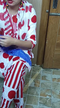 Hindi Teen Stepson Sneakes Behind Stepmom Changing Clothes and She Likes This in Hindi Audio